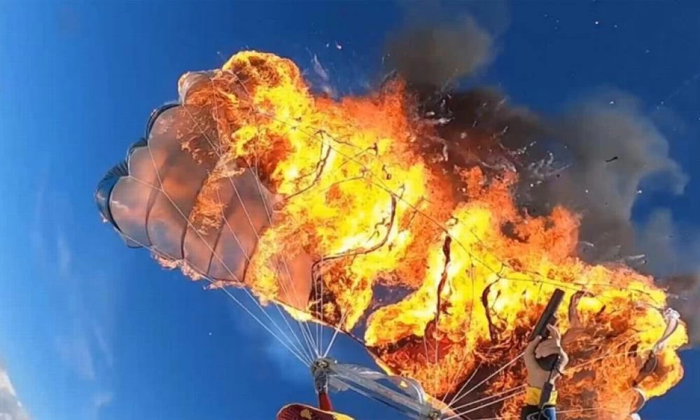 Όταν το παρακάνουν: Βουτιά με φλεγόμενο αλεξίπτωτο από τα 2.000μ.!